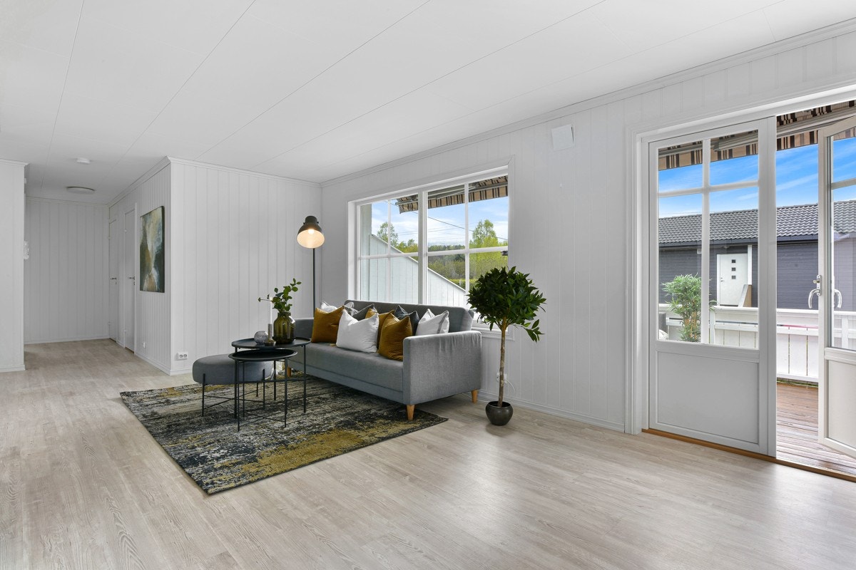 Vindusflatene fyller på med dagslys fra flere retninger. Galleribilde