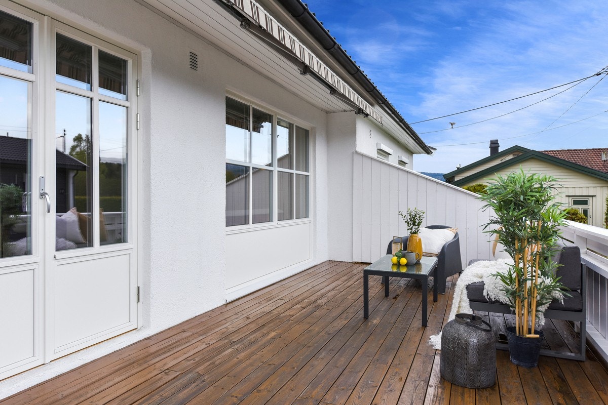 Verandaen har trapp til hagen og en motorisert markise som skjerme for sol og lette byger. Galleribilde