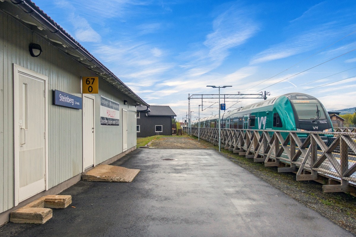 Kun 650 m til Steinberg stasjon. Herfra bruker toget ca. 1 time til Oslo og 30 min til Kongsberg. Galleribilde