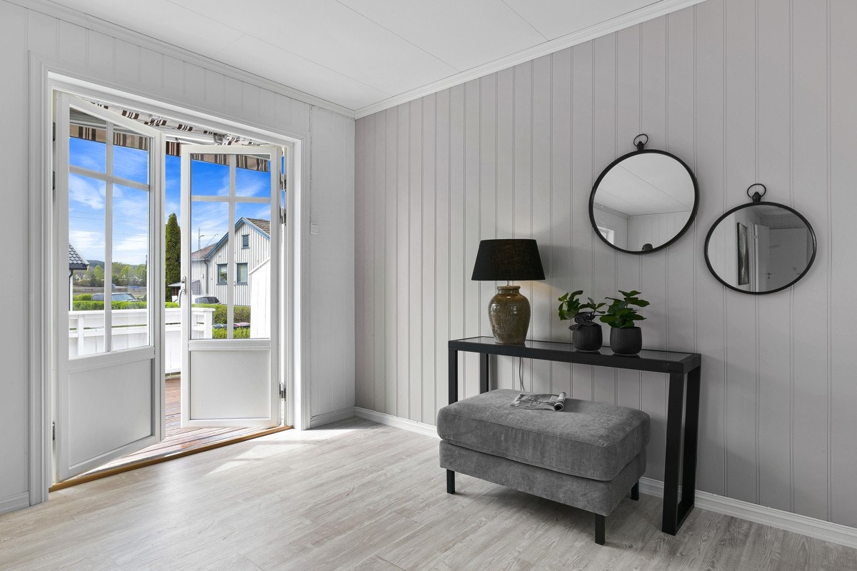 I stuesonen er det tofløyet dør til veranda hvor de gode solforholdene kan nytes fullt ut. Galleribilde