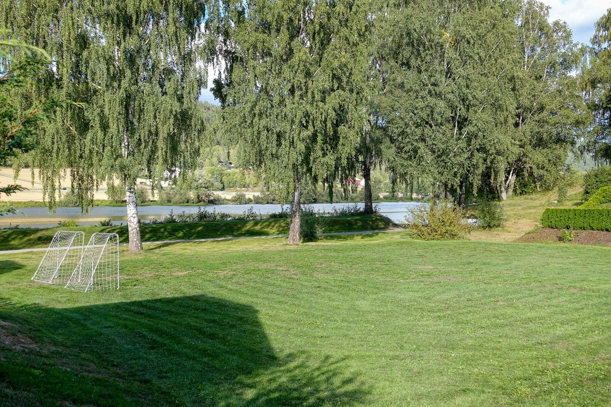 Det er ca. 200 m i luftlinje til elva hvor friarealet byr på lekeapparater og en liten gressbane med fotballmål. Galleribilde