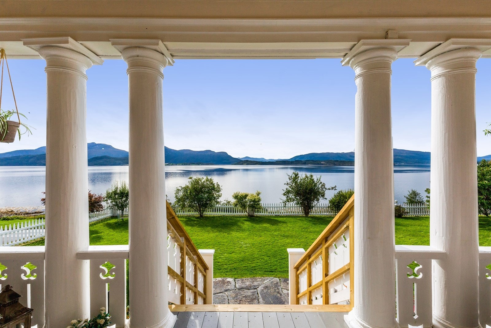 Nydelig utsikt mot Stangvikfjorden. Galleribilde