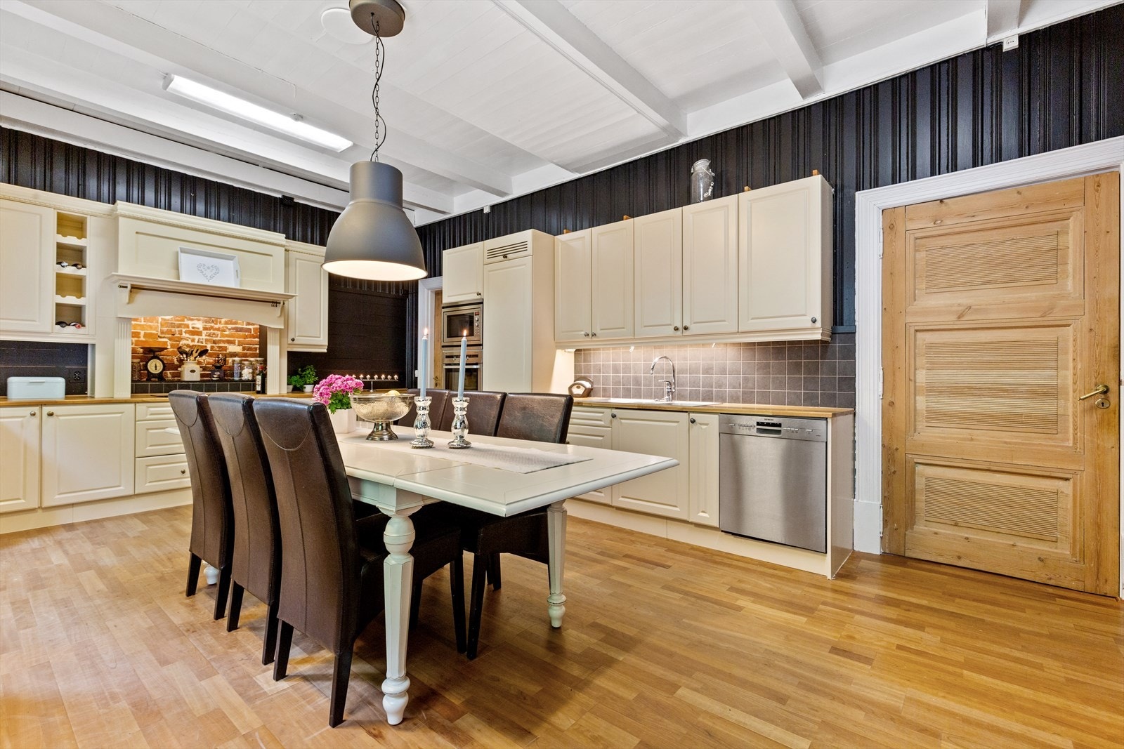 Romslig kjøkken med god plass til spisebord. Galleribilde