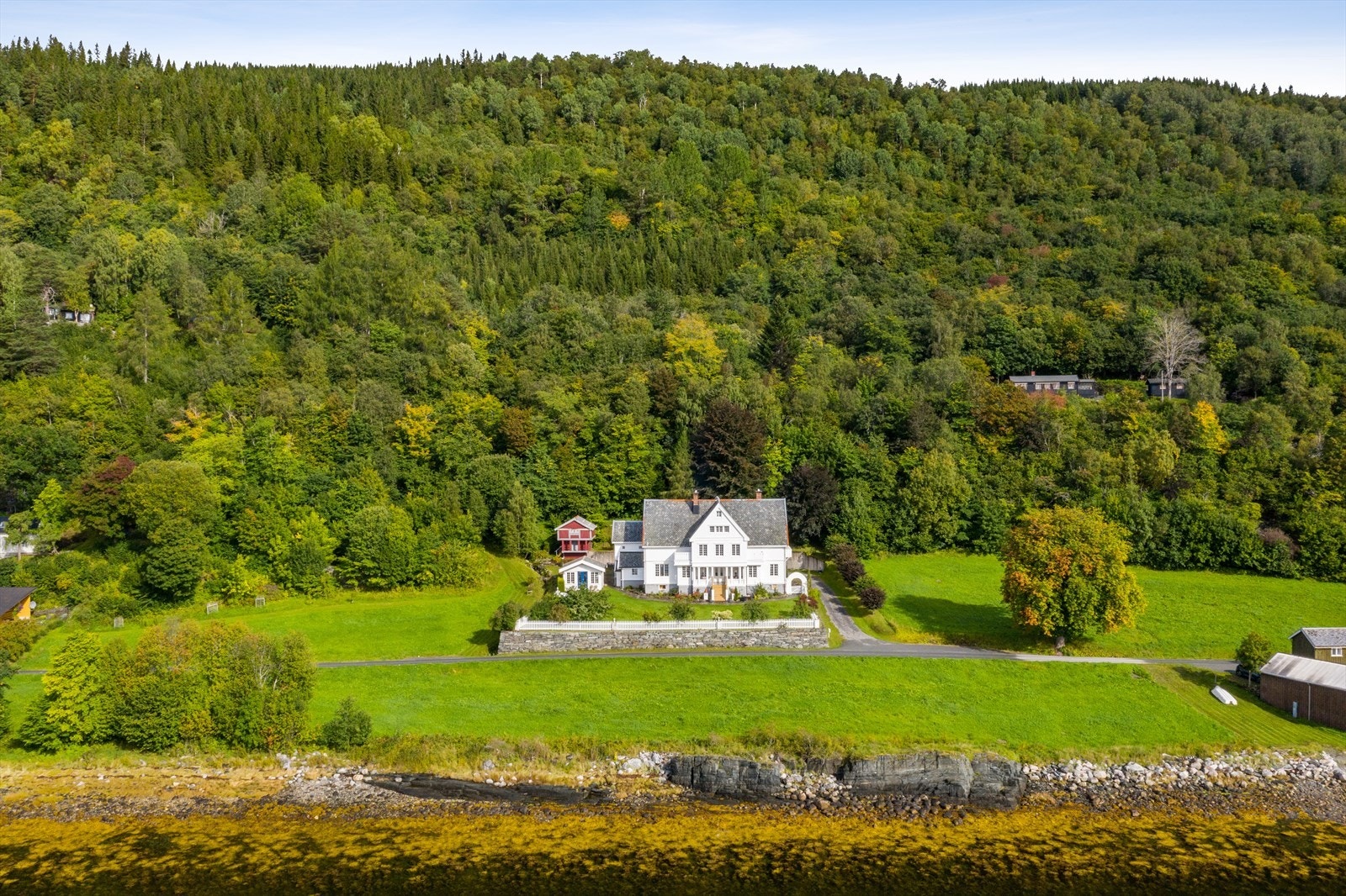 Villa ligger ved sjøkanten og er på hele 744 kvm i p-rom med 12 soverom og 9 bad. Unik mulighet som bør sees! Galleribilde