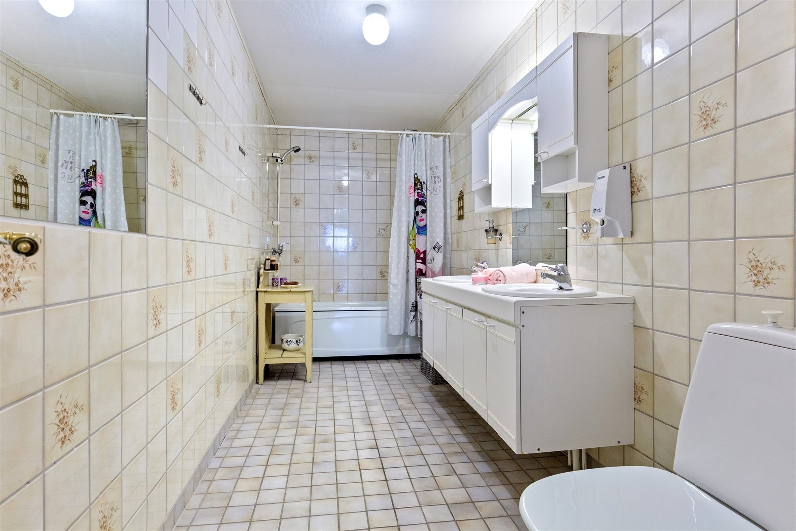 Ett av villanes 9 bad. Galleribilde