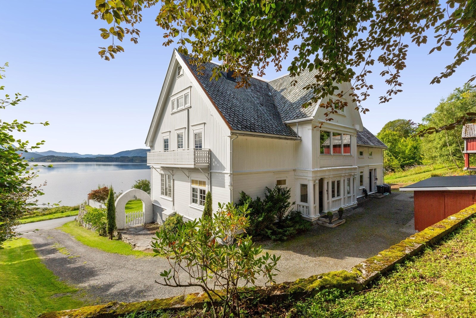 Villaen har en fantastisk flott beliggenhet med nydelig utsikt og gode solforhold. Galleribilde