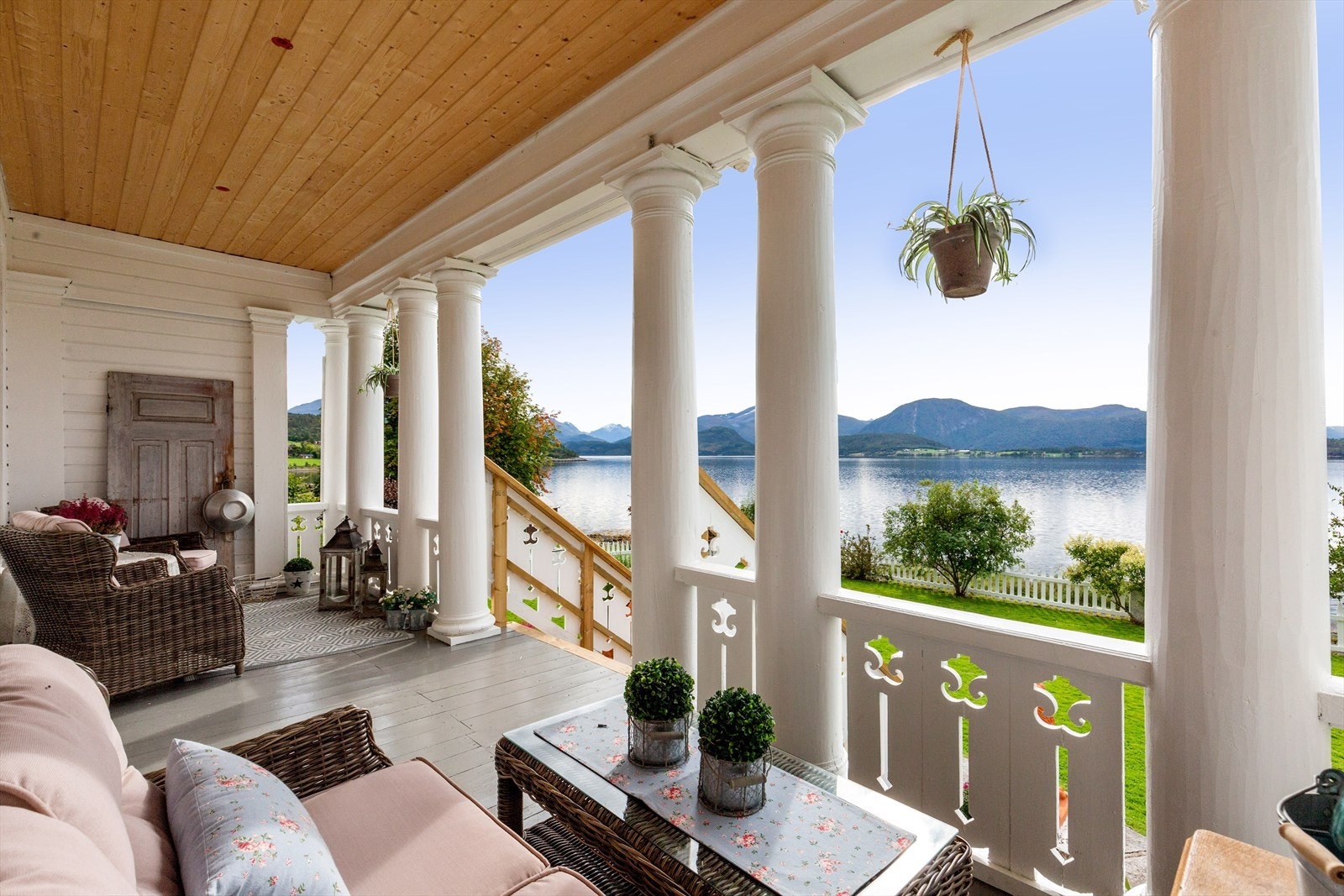 Solrik balkong med trapp ned til hagen. Galleribilde