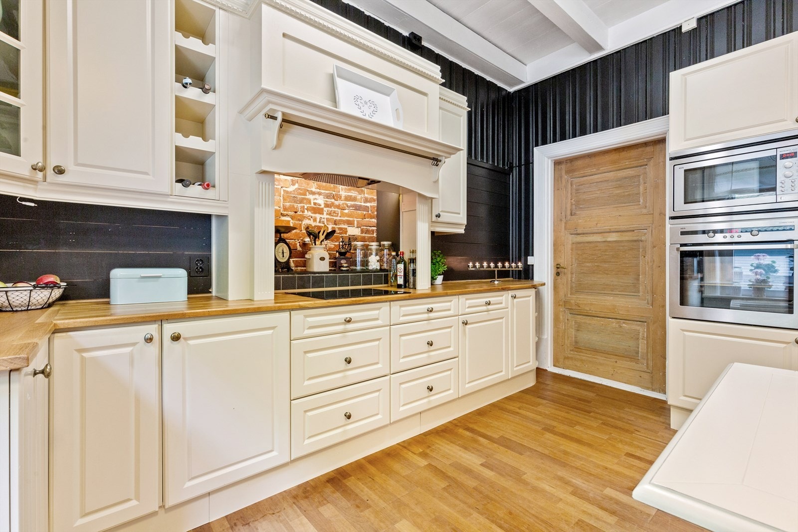 Solid kjøkken fra Mørekjøkken i heltre. Benkeplate i eik. Kjølerom. Galleribilde