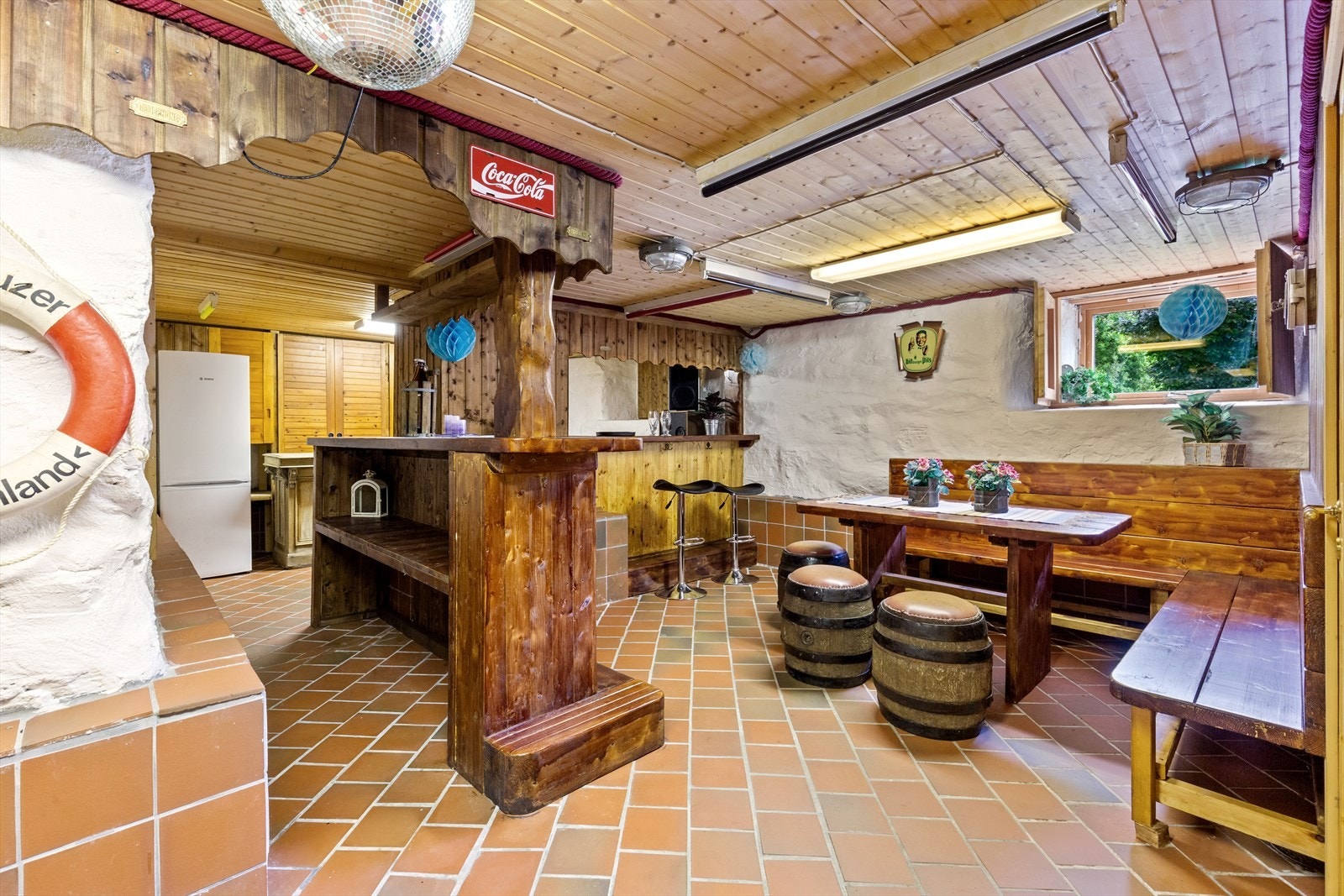 I kjelleren har man en egen bar. Varmekabler i gulv. I tilknytting til baren er det eget toalett. Galleribilde