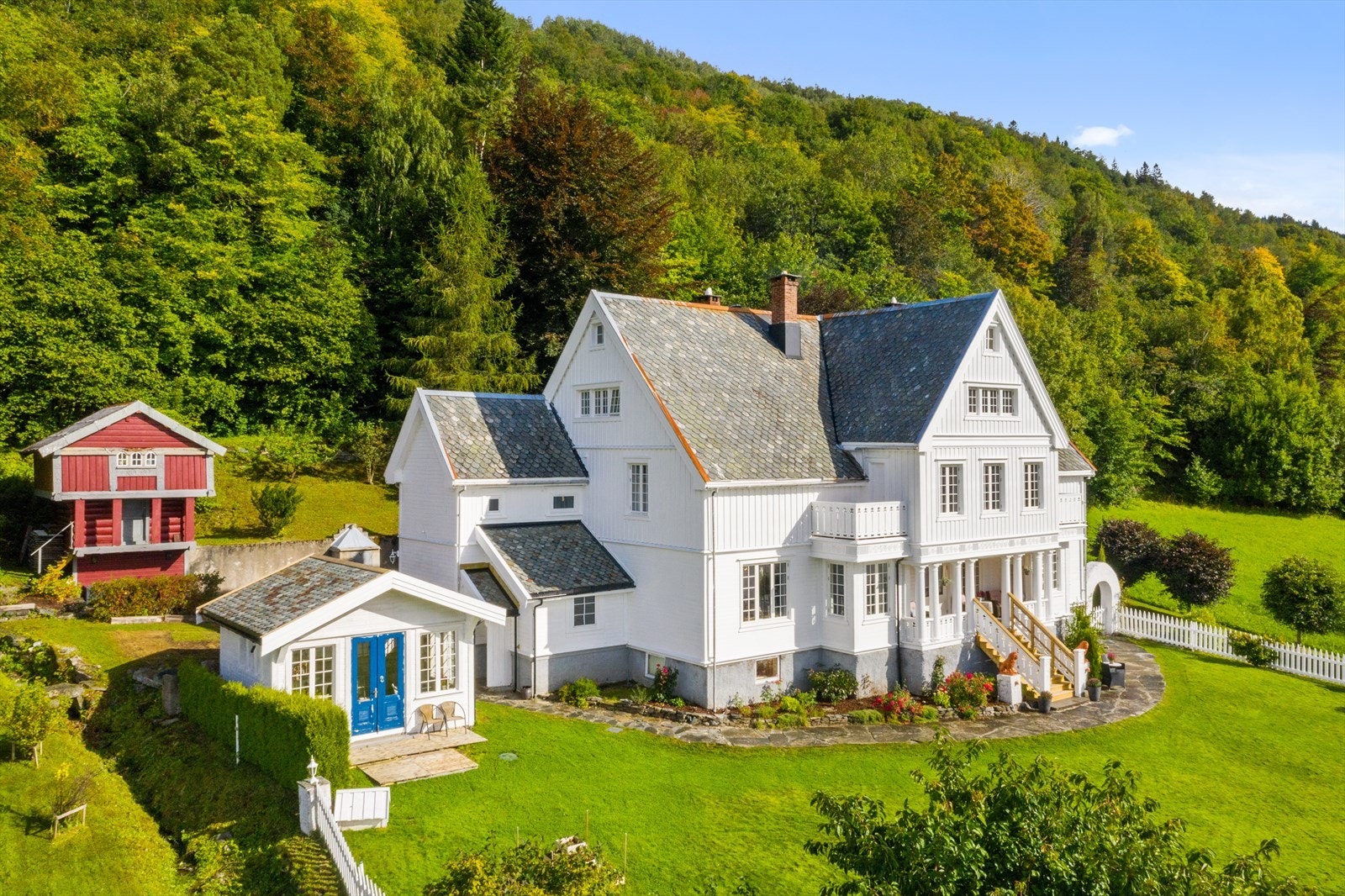 Herskapelig villa med hagestue og stabbur med bad og kjøkken. Hagestuen er nylig blitt satt opp. Galleribilde