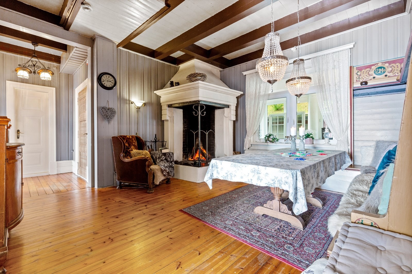 Koselig peisestuen med videre adkomst til kjøkkenet og hagestuen. Galleribilde