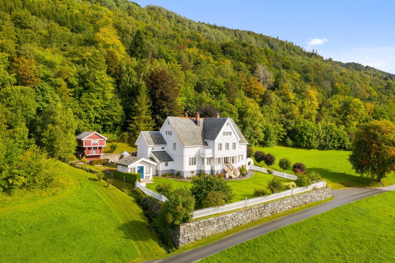 Pent opparbeidet tomt på ca. 2.778 kvm. Nausttomt nede ved sjøen medfølger villaen. Galleribilde