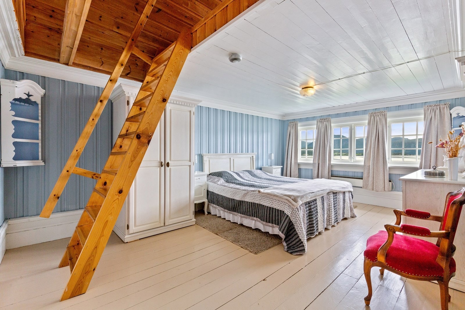 Soverom med egen hems. Utsikt mot sjøen. Galleribilde