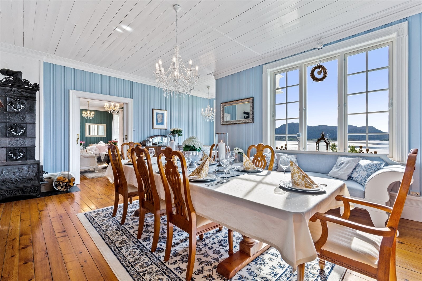 Spisestue i tilknytning til kjøkken. Galleribilde