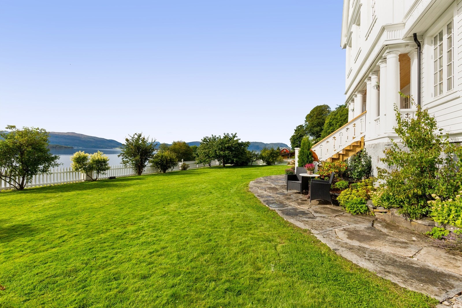 Frodig hage med pære, eple og morelltre. Galleribilde