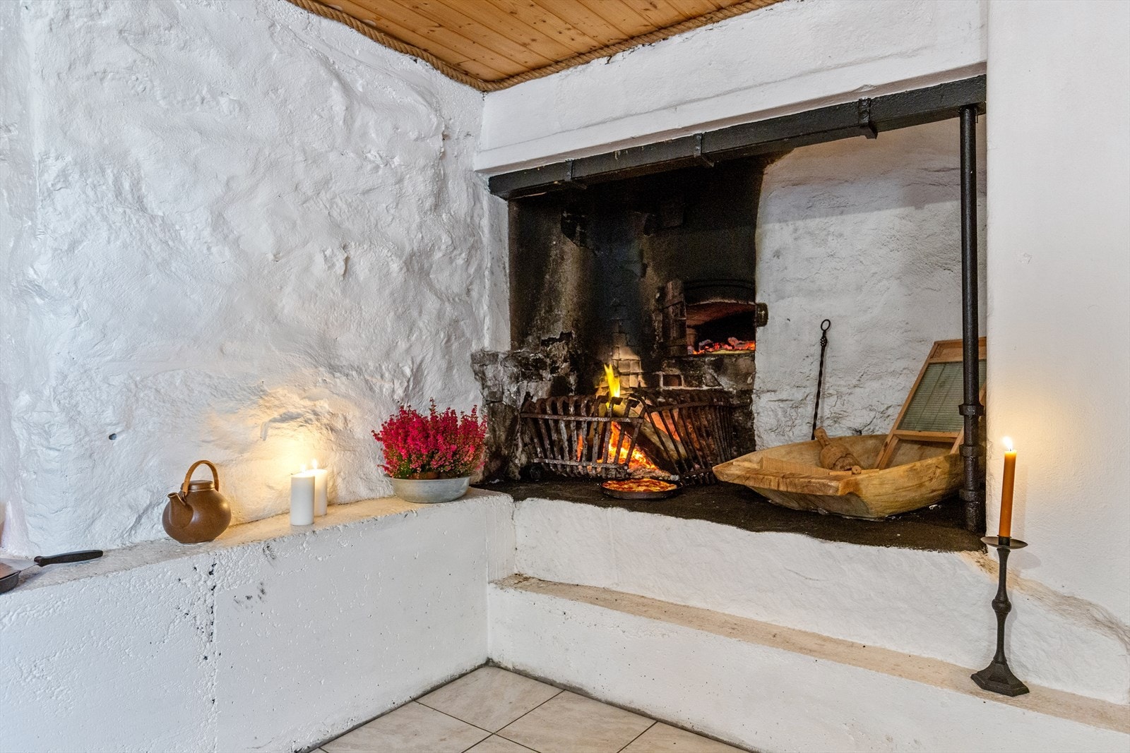 Peis i kjellerstue med baker-/pizzaovn. Galleribilde