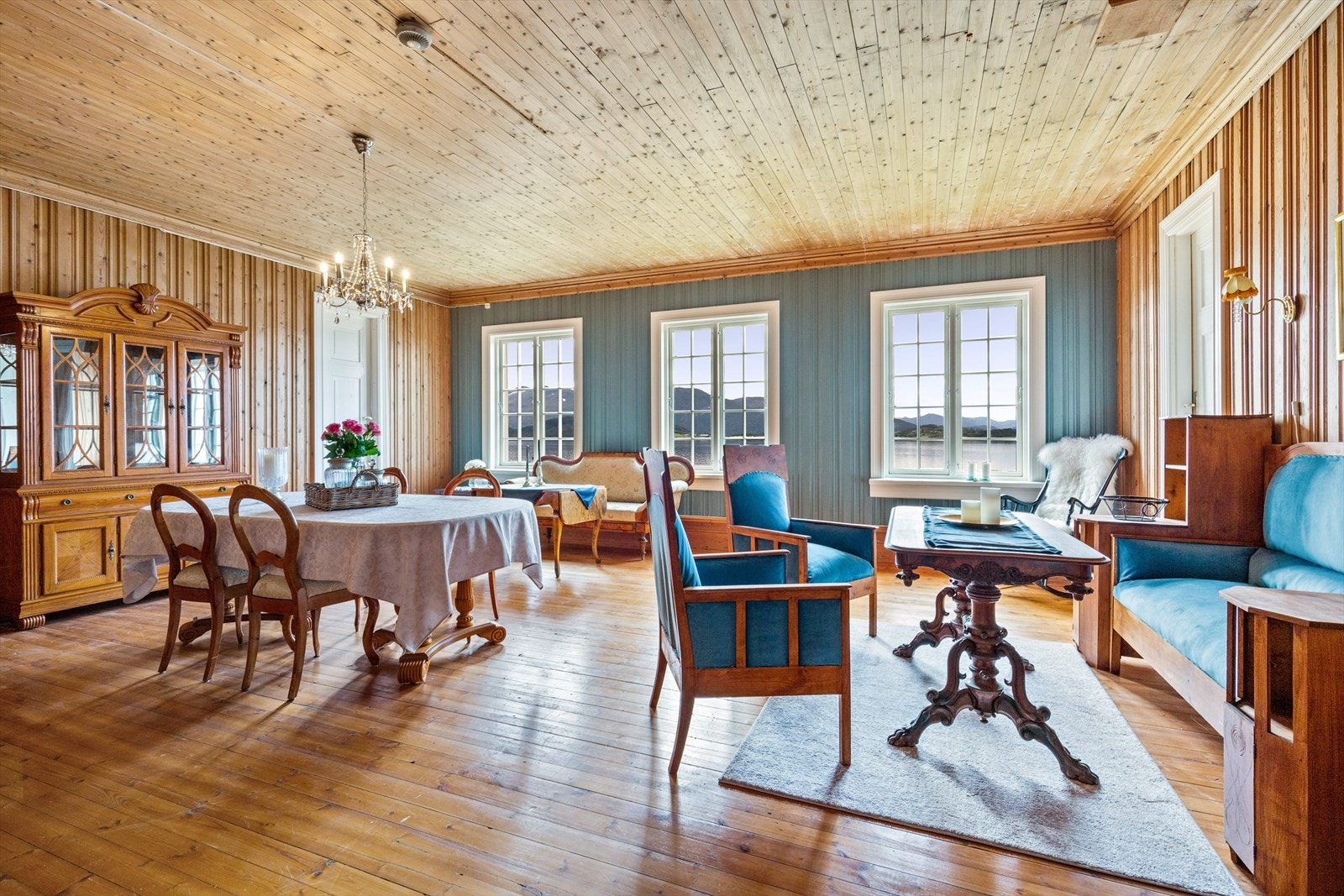 Ballsalen ligger i 2 etasjen og har to balkonger med utgang på hver sin side av rommet. Galleribilde