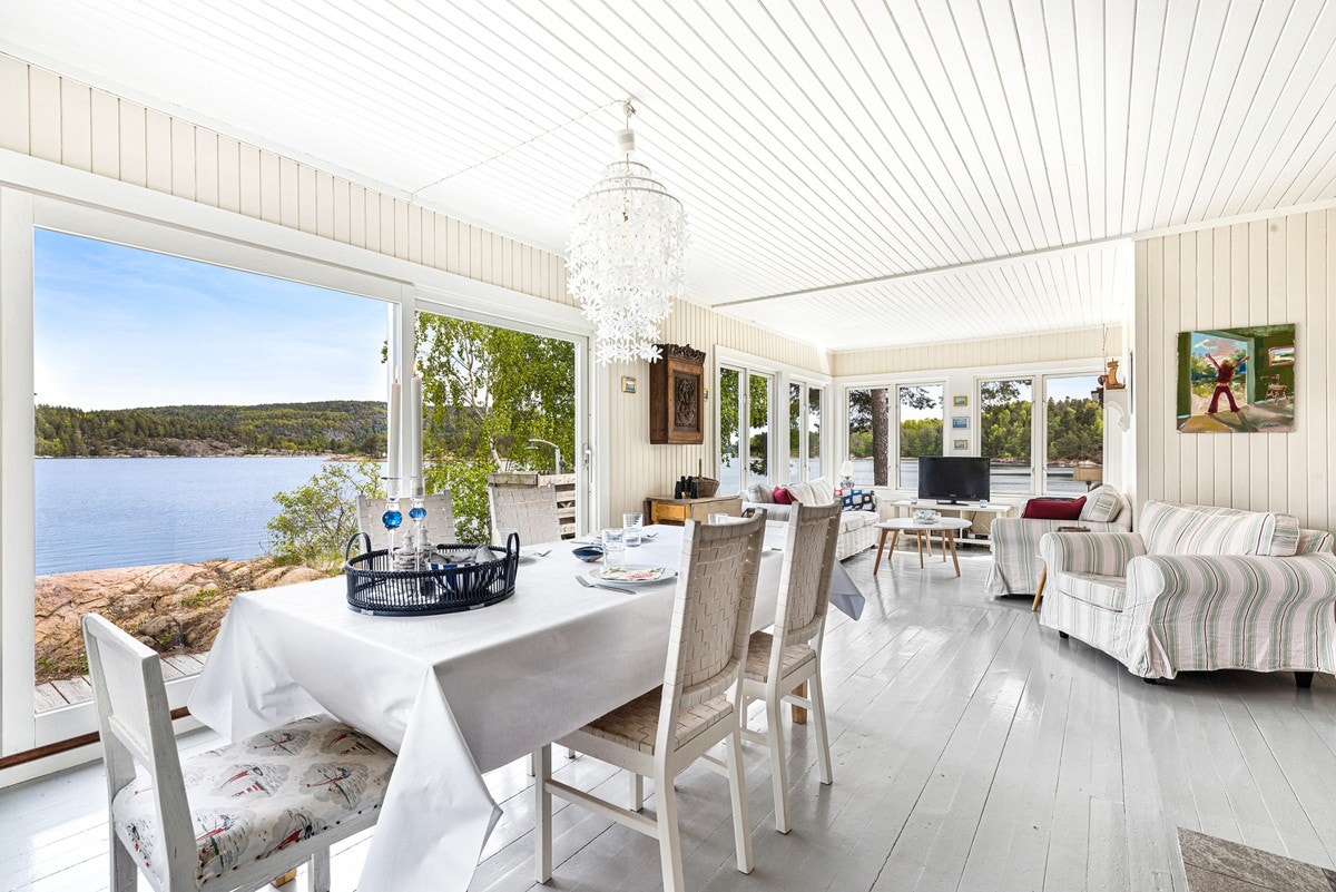 Stor og lys stue med mye sjøutsikt - få meter fra sjøen Galleribilde