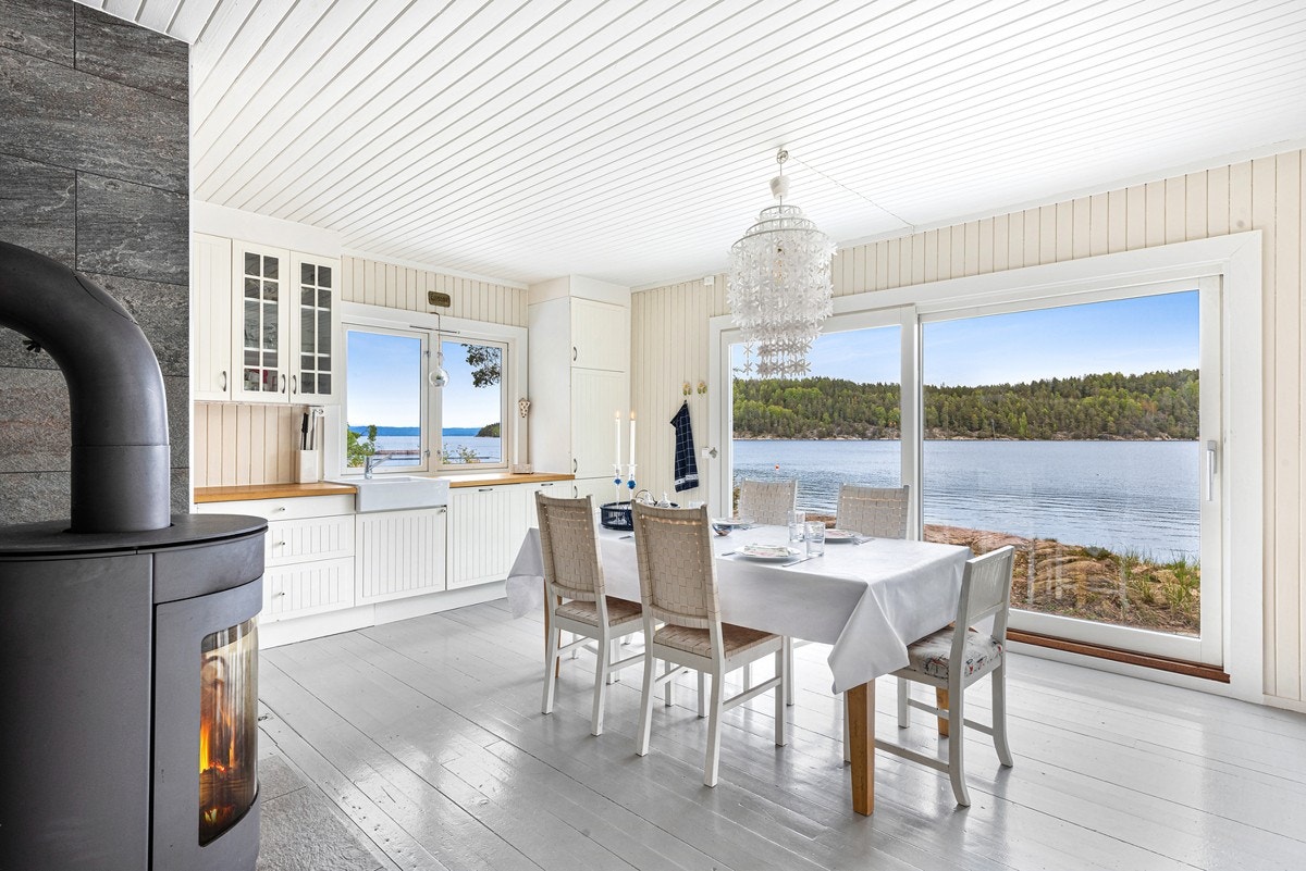 Stue - spiseplass med herlig utsikt mot fjorden Galleribilde
