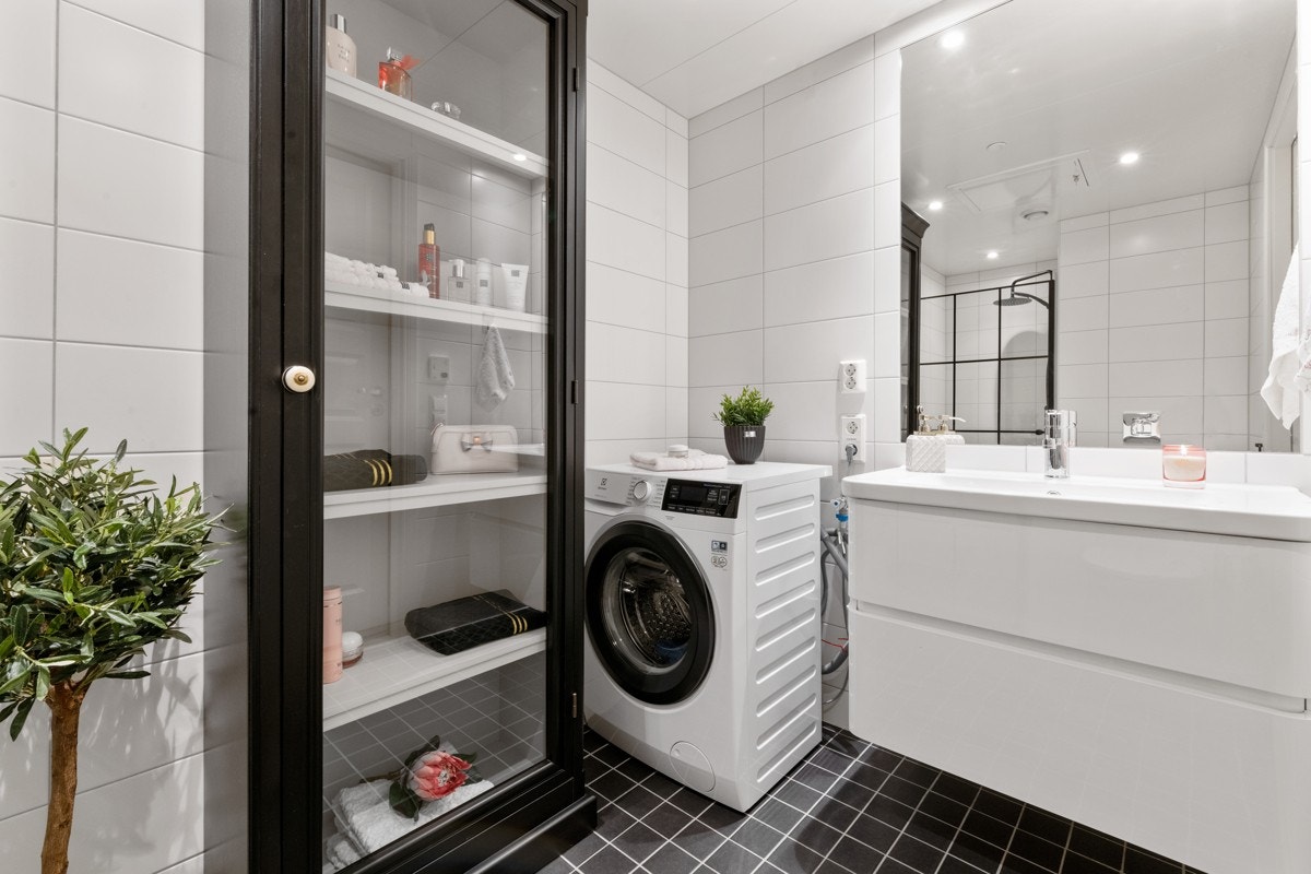 Badet har en klaasisk og stilren baderomsinnredning. Galleribilde
