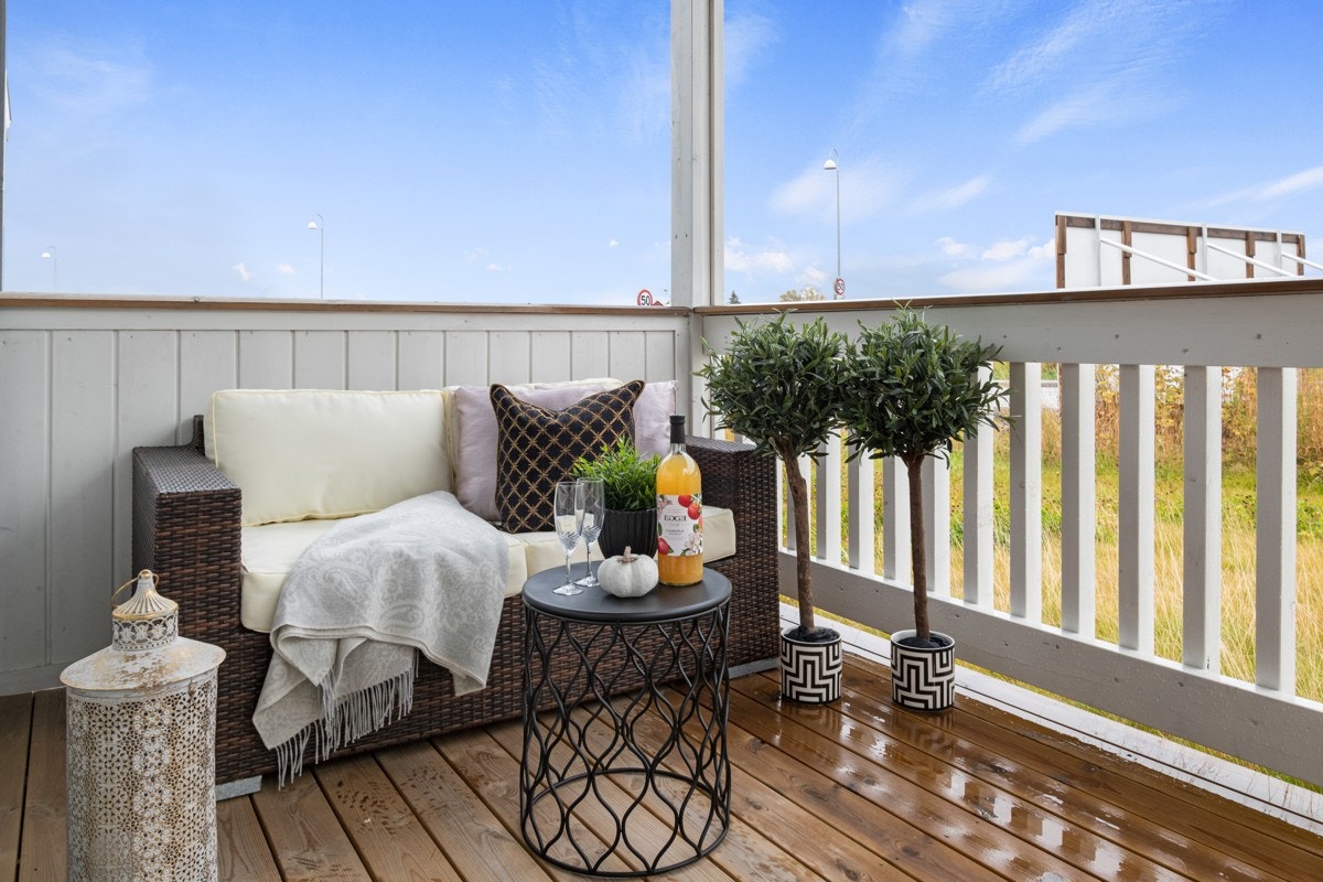 Utgang fra stuen til en stor og trivelig terrasse med delvis overbygg. Galleribilde