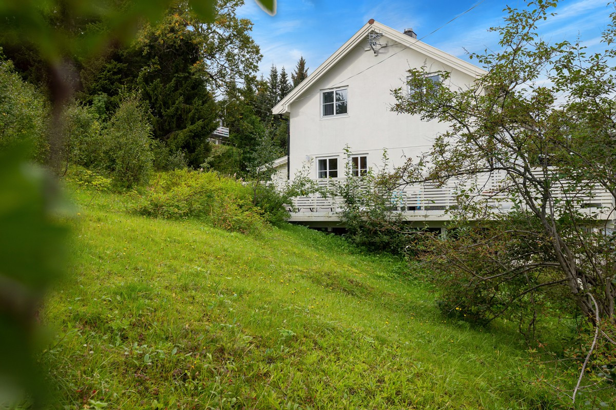 Eiendommen har svært fine grøntområder