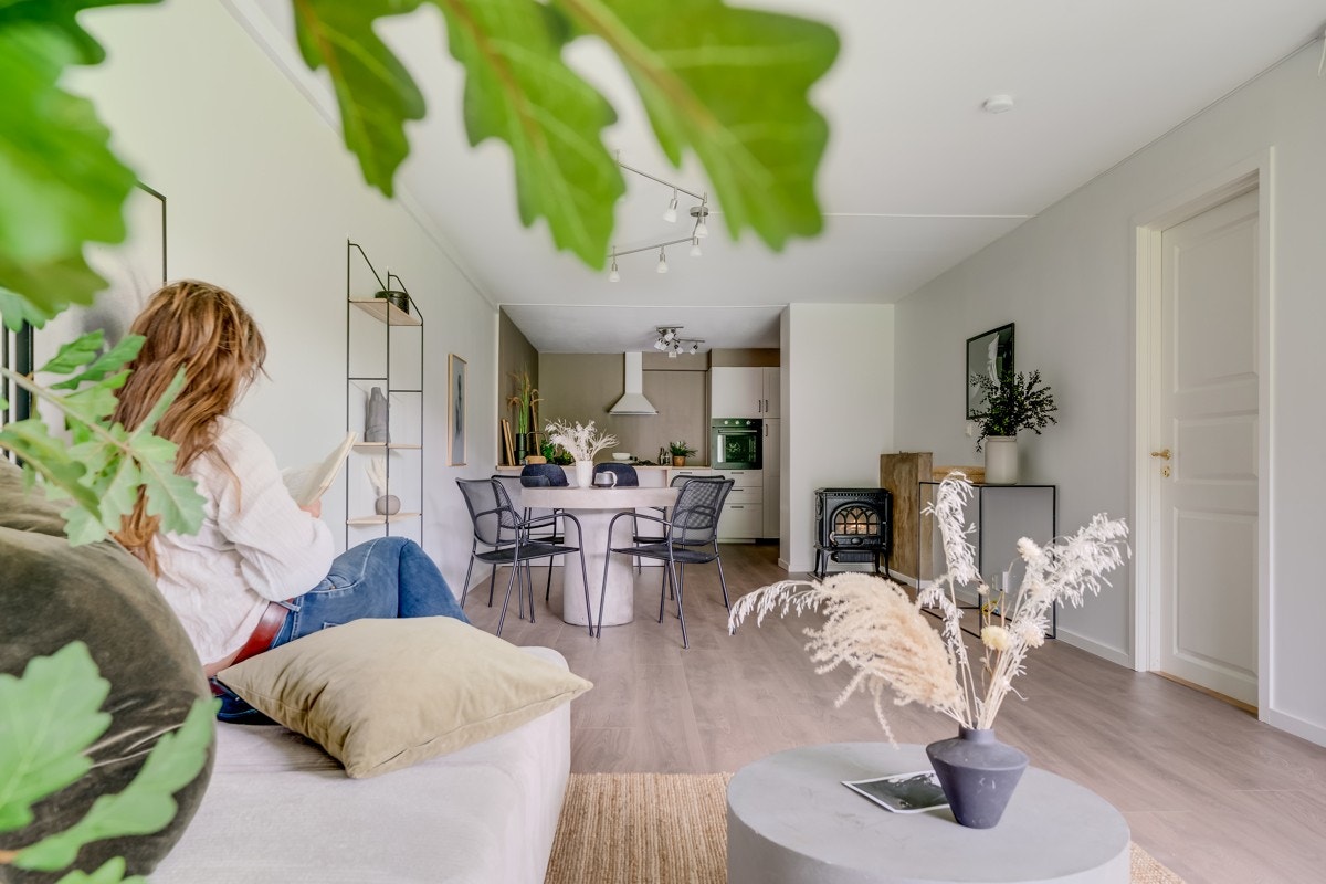Stuen er i åpen løsning med kjøkkenet. Galleribilde
