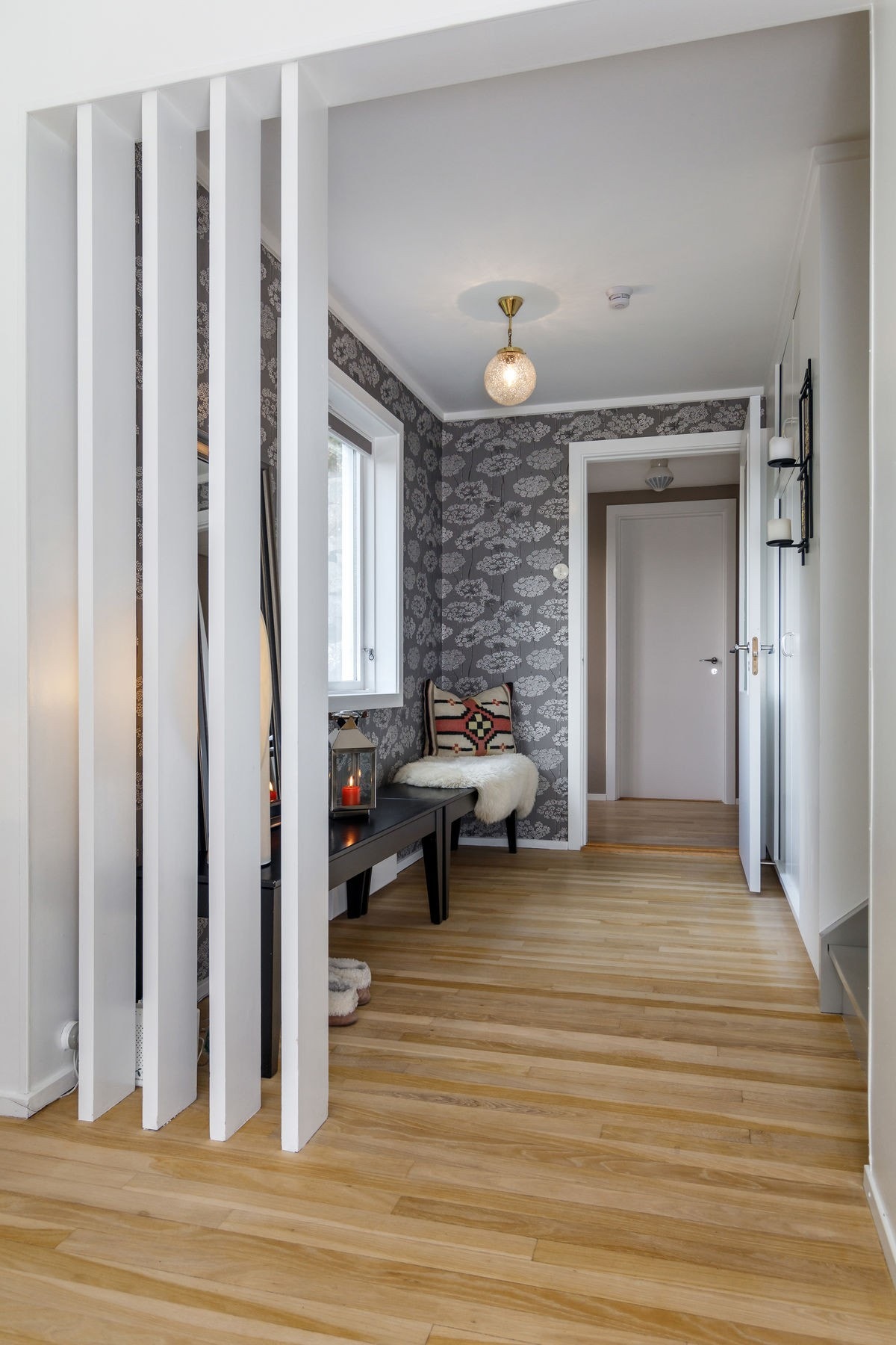 Gang inn til stuen og opp til 2 etg. Galleribilde