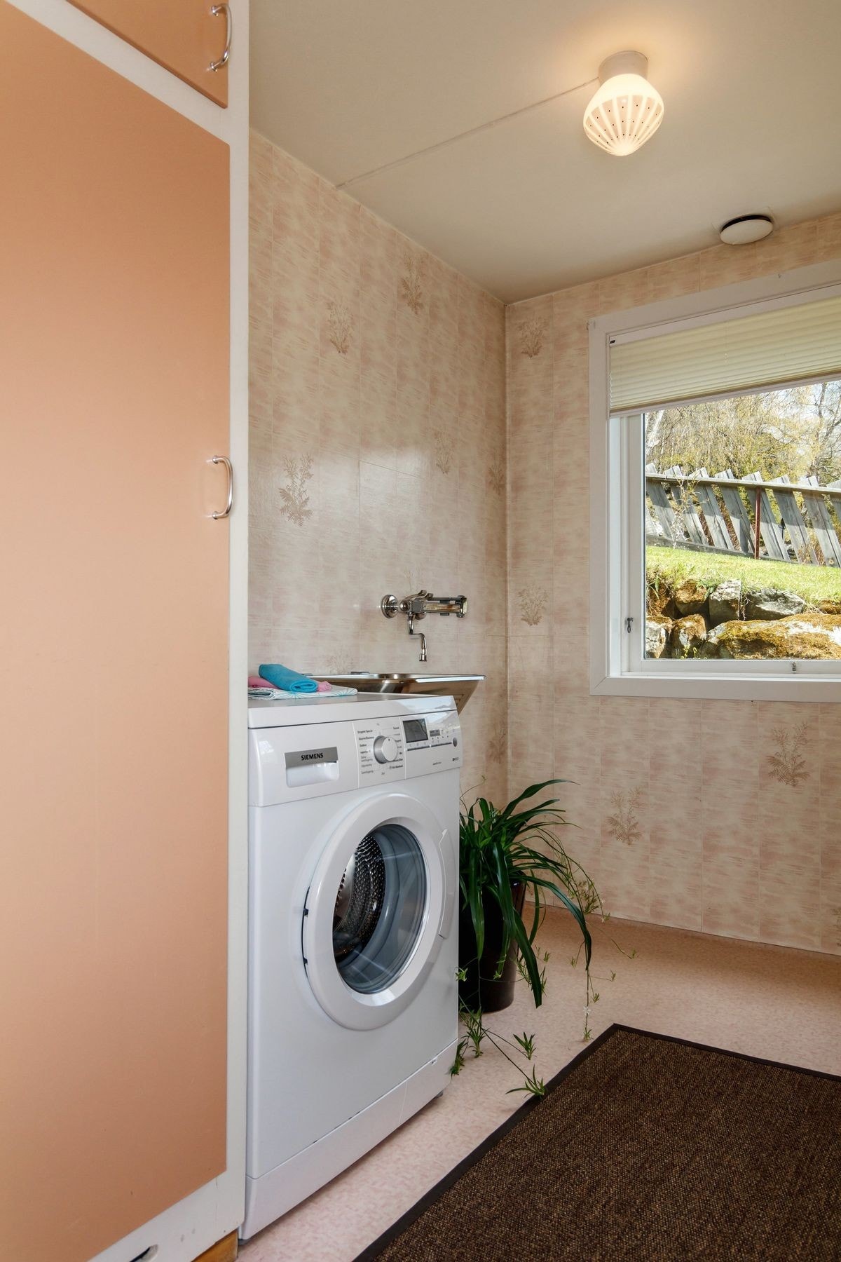 Vaskerom i 1 etg. gjennomgang fra vindfang til kjøkken og trapp ned til hobbyrom/u.etg. Galleribilde