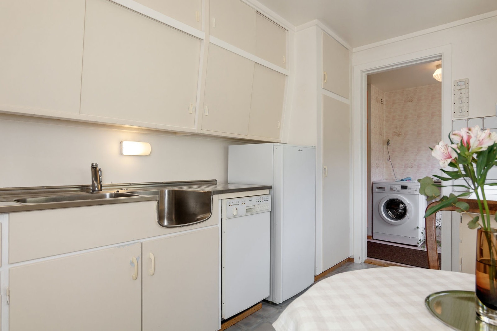 Original kjøkkeninnredning er beholdt og malt. Galleribilde