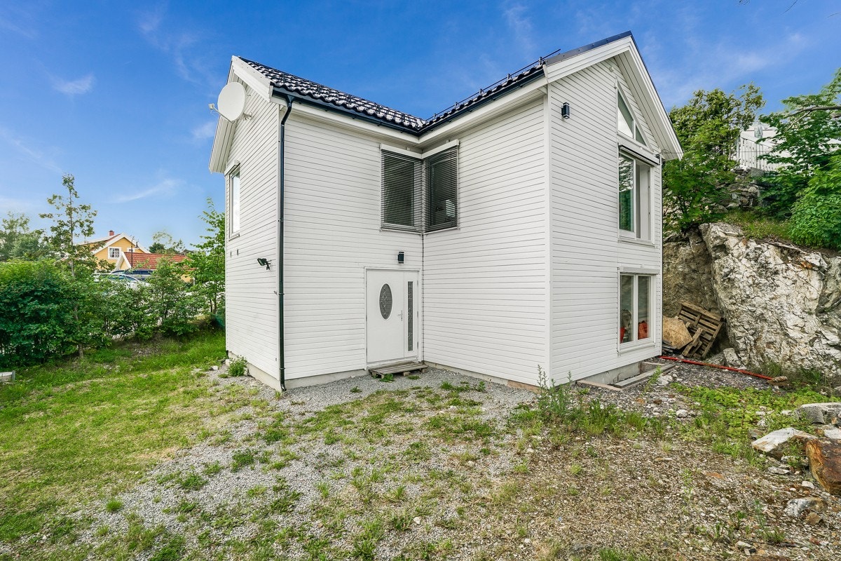 Tomten fremstår som noe uferdig, så her har man mulighet å sette sitt eget preg på hvordan det kan bli Galleribilde