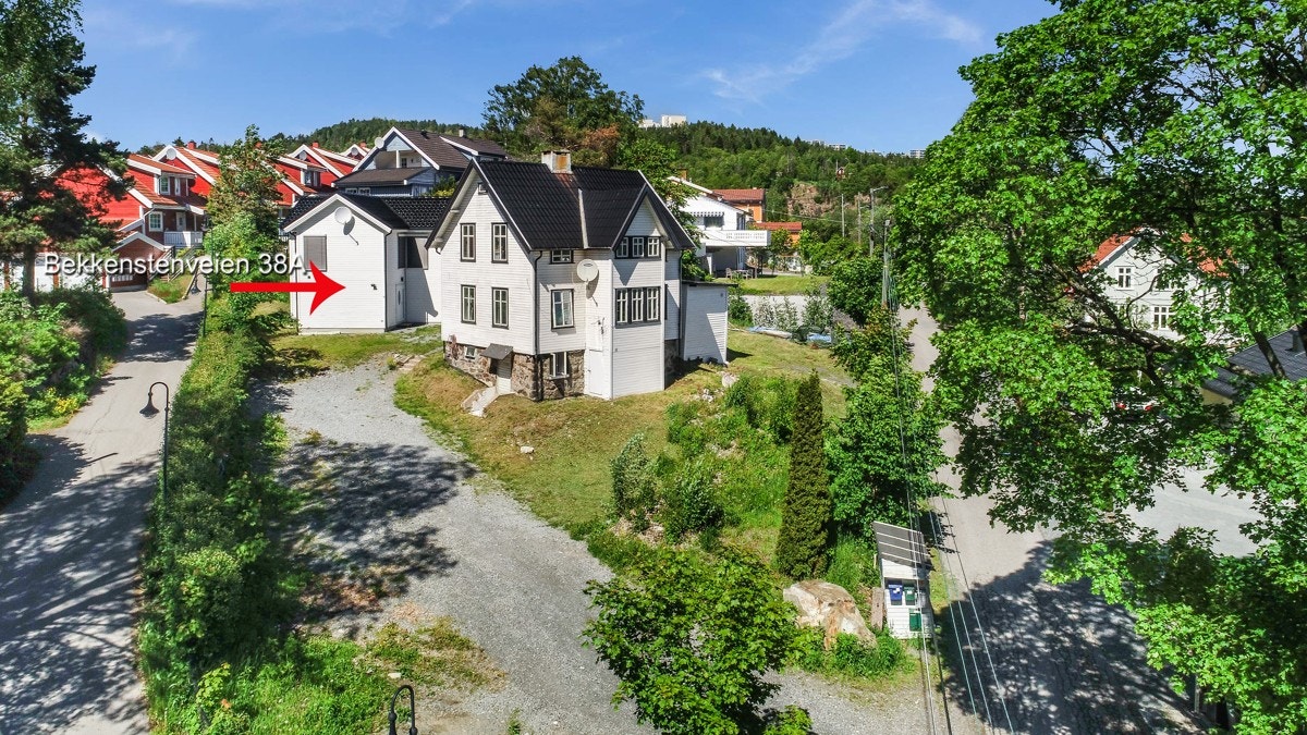 Man har separat tomt fra huset i forkant. Galleribilde