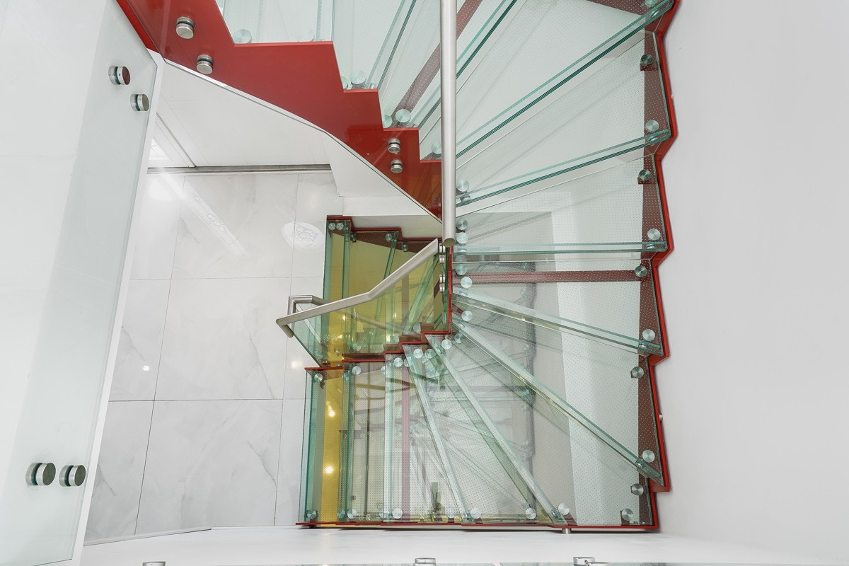 Tilpasser glasstrapp tar deg opp og helt ned i boligen. Velkommen til visning! Galleribilde