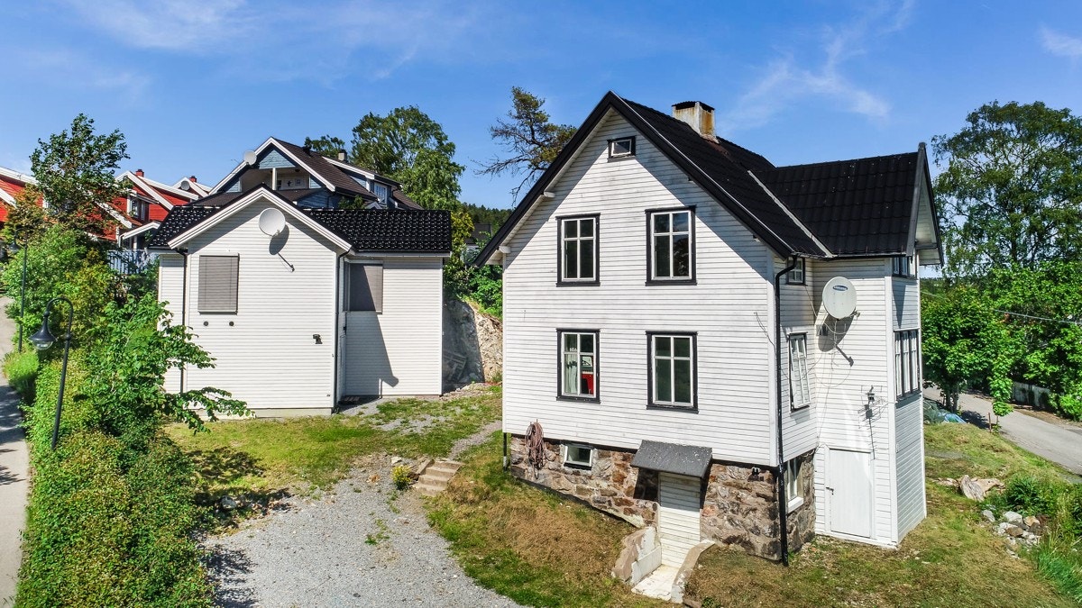 Tomten til 38A har godt med muligheter for parkering av flere biler Galleribilde