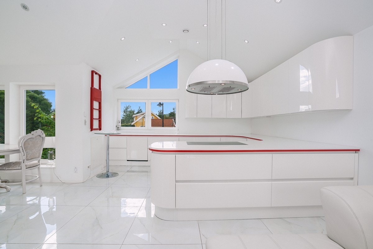 Et herlig all-room i toppetasje med flott utsikt og et påkostet, skreddersydd kjøkken Galleribilde