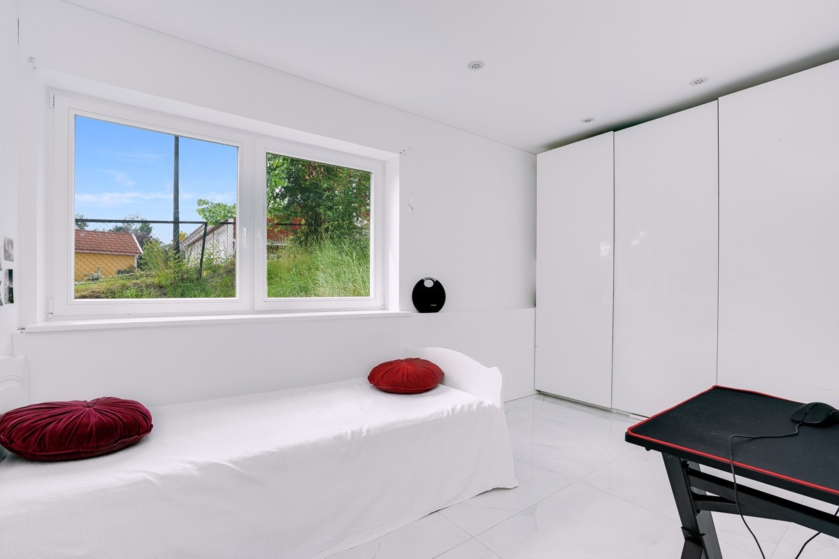 3 soverom og et innredet rom i boligens underetasje Galleribilde