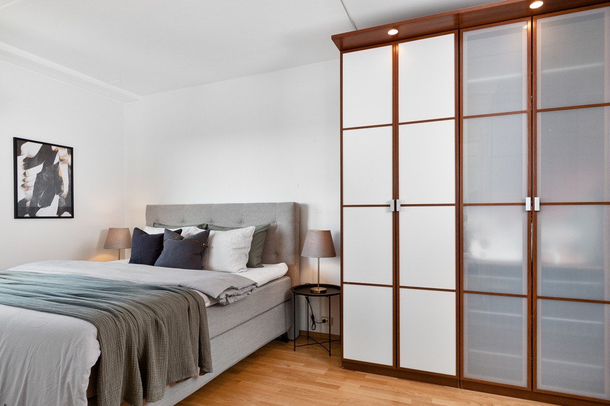 Hovedsoverom med romslig garderobeløsning Galleribilde