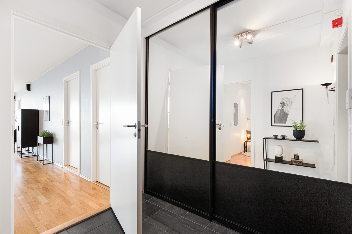 Rommet har stor, plassbygd skyvedørsgarderobe med speilfronter Galleribilde