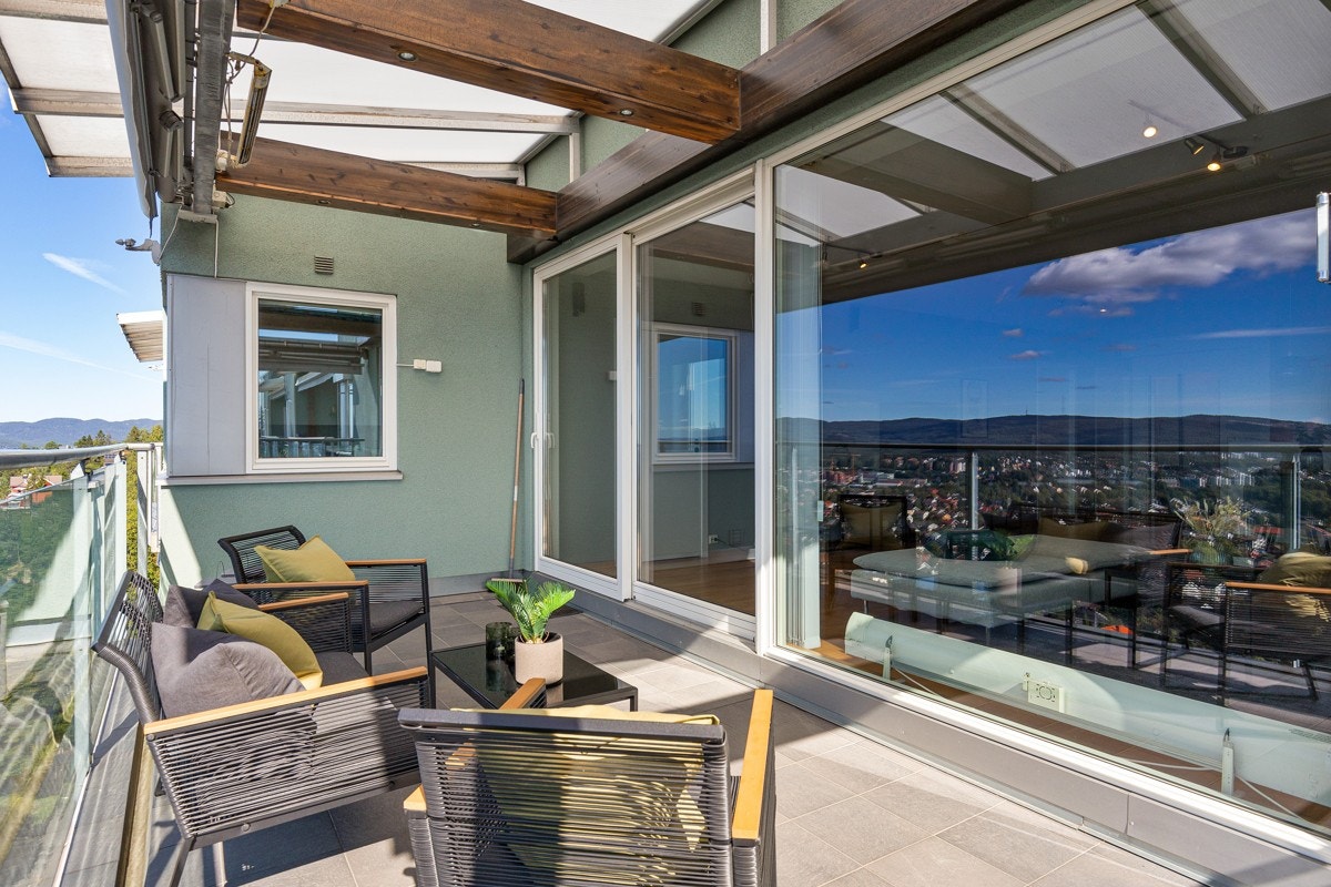 Balkongen har downlightsbelysning, utestikk, fliser på gulv og markiser. Her er det upåklagelige solforhold gjennom hele dagen Galleribilde