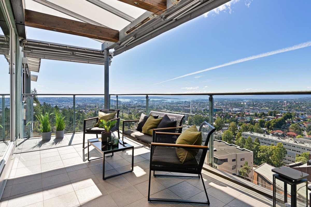 Romslig vestvendt balkong med fantastisk utsikt. Elektriske markiser gir deg godt ly for vær og vind. Galleribilde