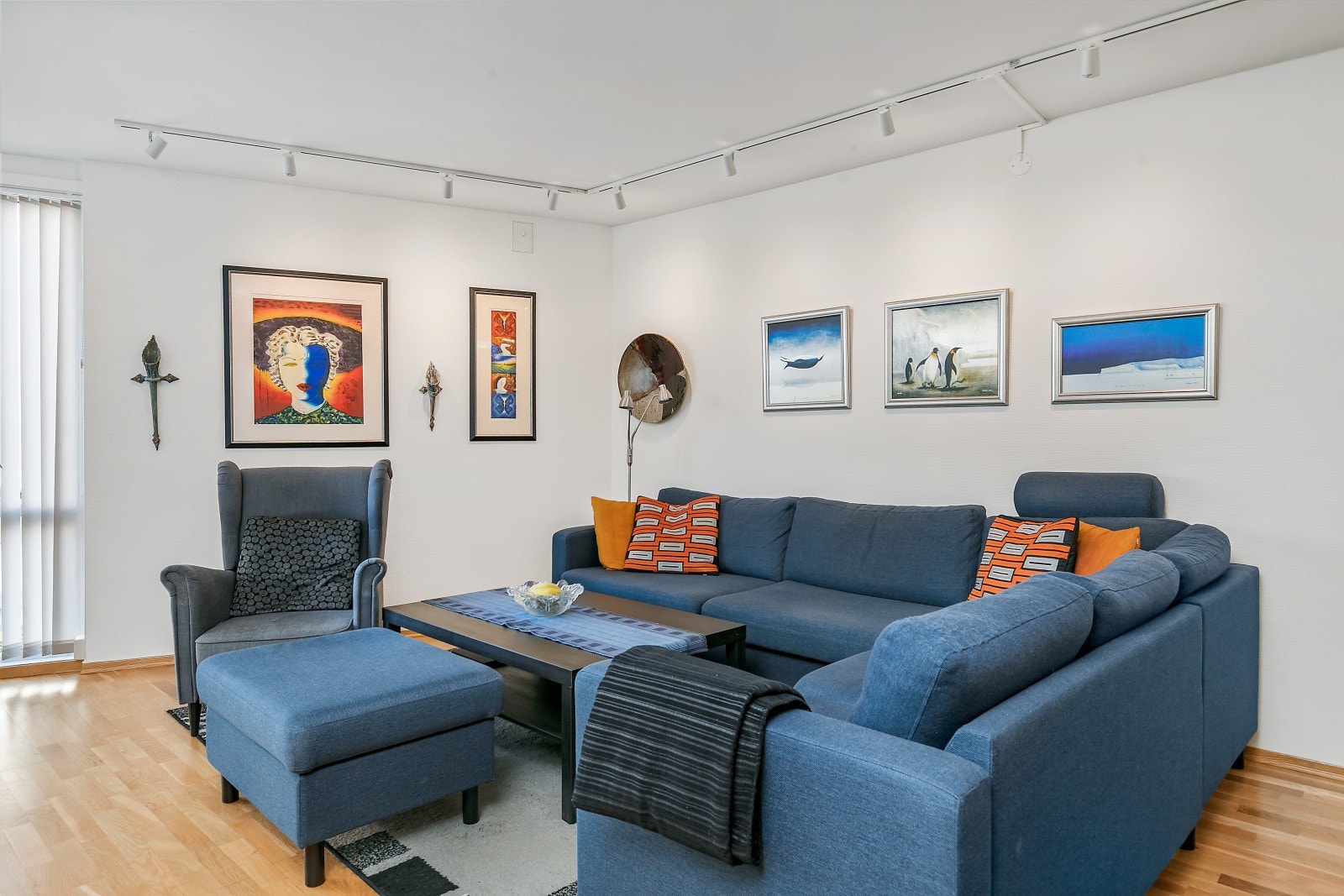 Rikelig med plass til stor sofagruppe og tilhørende møblement. Galleribilde