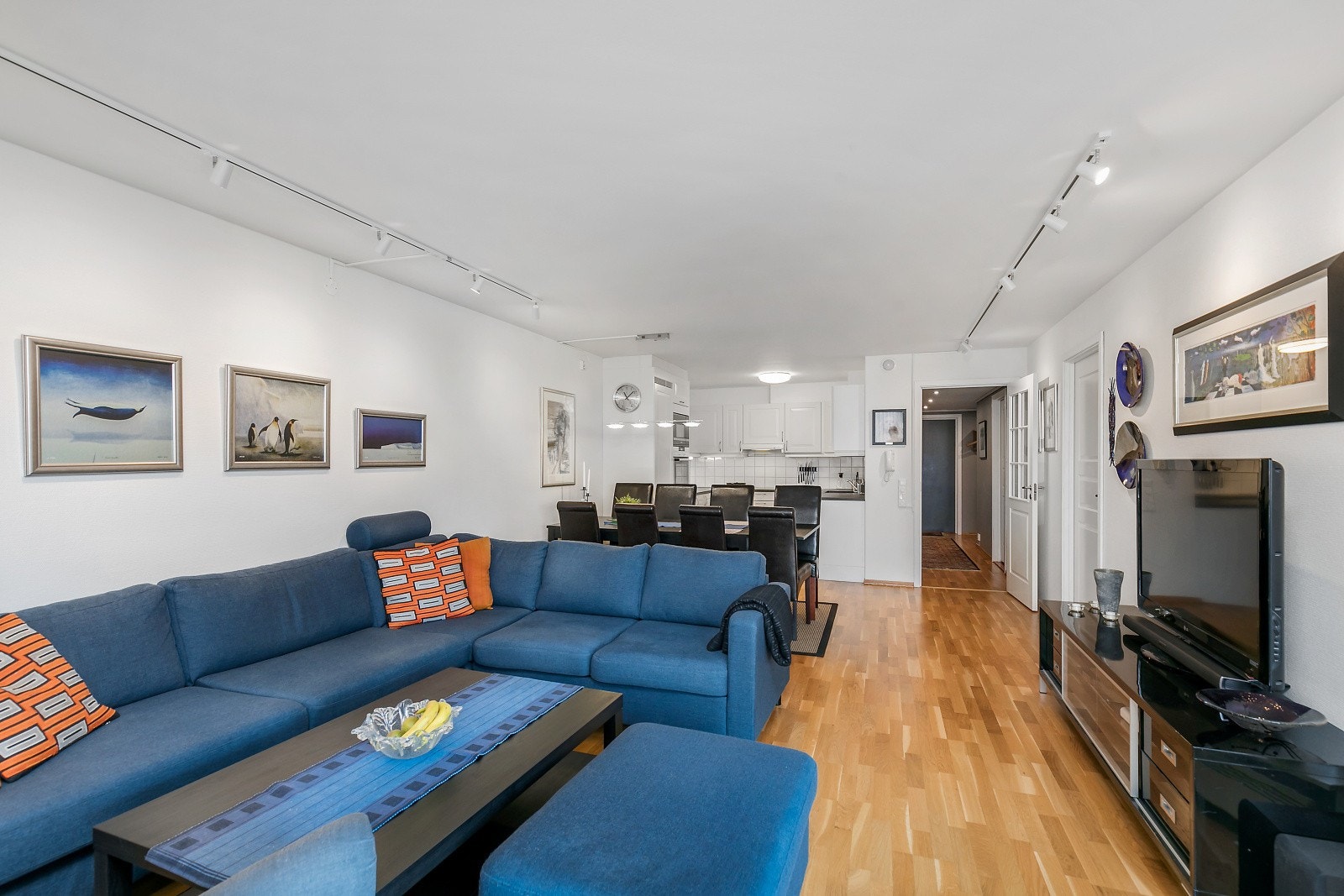 Naturlig skille mellom soner, her ved spisesone og sofaseksjon. Galleribilde