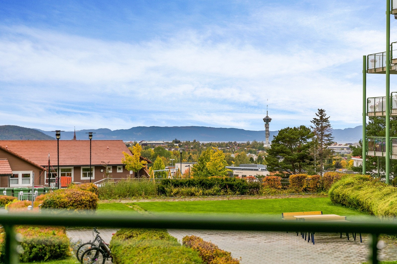 EiendomsMegler1 ved Sigbjørn Vestå har gleden av å presentere en særdeles nydelig leilighet i Bergheimsvegen 28. Med en flott beliggenhet i 2.etasje. Galleribilde