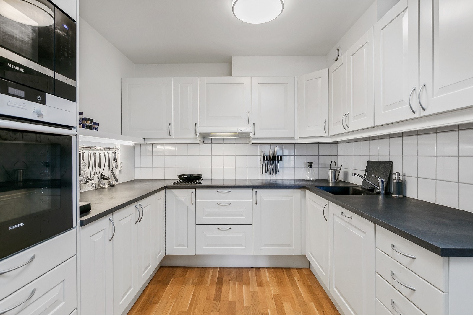 lys og moderne kjøkken med integrerte kvalitetshvitevarer fra Siemens. Galleribilde