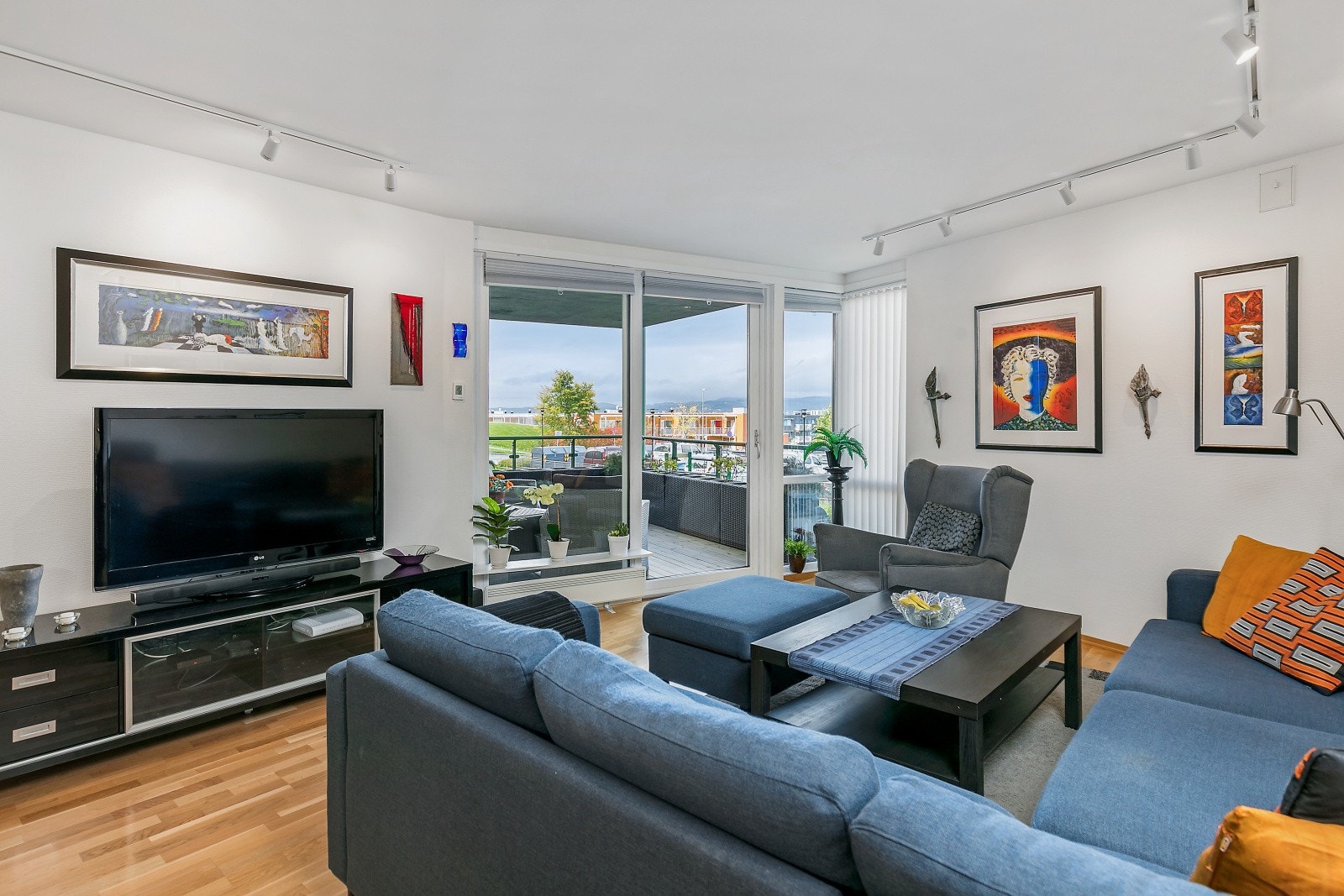 Leiligheten har en åpen stue-/kjøkkenløsning på 35,5 kvm. Galleribilde