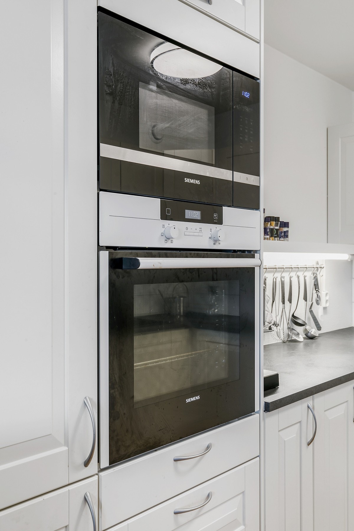 Av utstyr finner man bl.a integrert oppvaskmaskin, stekeovn, mikrobølgeovn og nedfelt platetopp. Kjøkkenet er i meget god stand med tilstandsgrad 1. Galleribilde