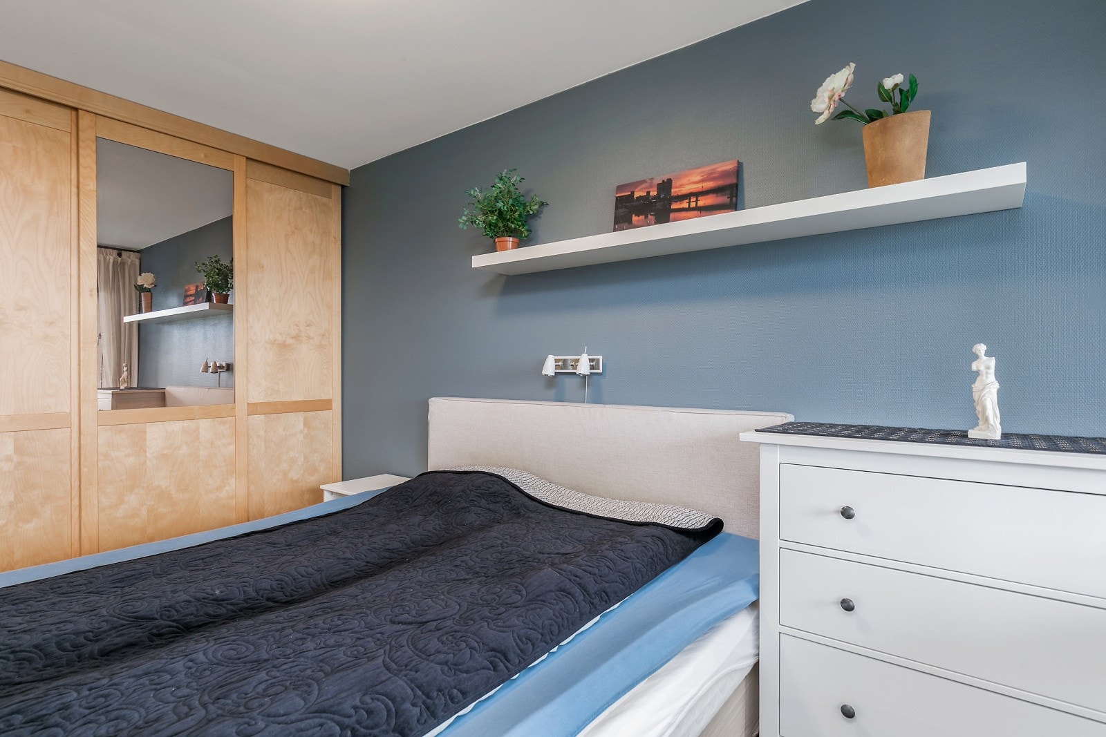 Soverommet er innredet med skyvedørsgarderobe. Galleribilde