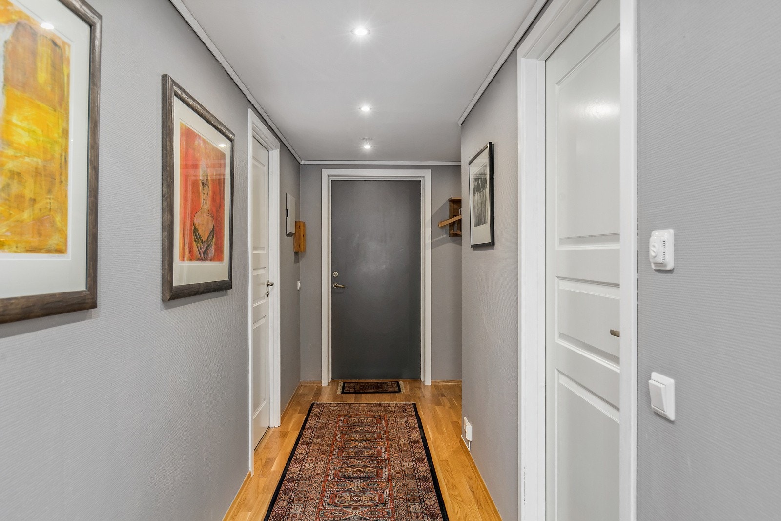 Innbydende gang på 11 kvm med downlights i himlingen. Galleribilde