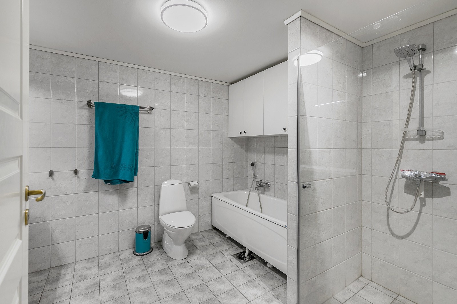 Av utstyr er det badekar, toalett, dusj og opplegg for vaskemaskin. Lagring i underskap og høyskap. Galleribilde