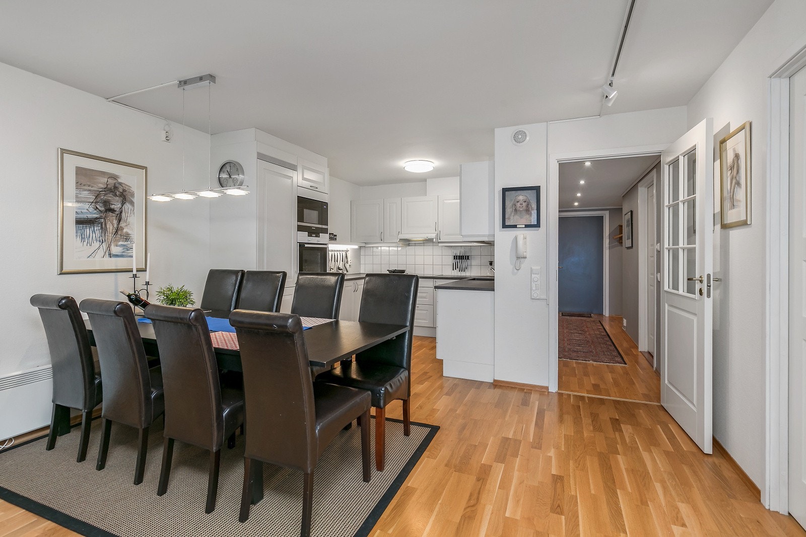 Mellom stue og kjøkken finner spisebordet sin naturlig plass. Her kan man samle familie og venner rundt et hyggelig måltid. Galleribilde